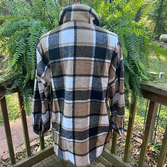 Plaid Jacket / shacket - Picture 14 of 16